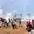 13 फरवरी की इस तस्वीर में किसान आंसू गैस के गोले से बचने के लिए भागते हुए