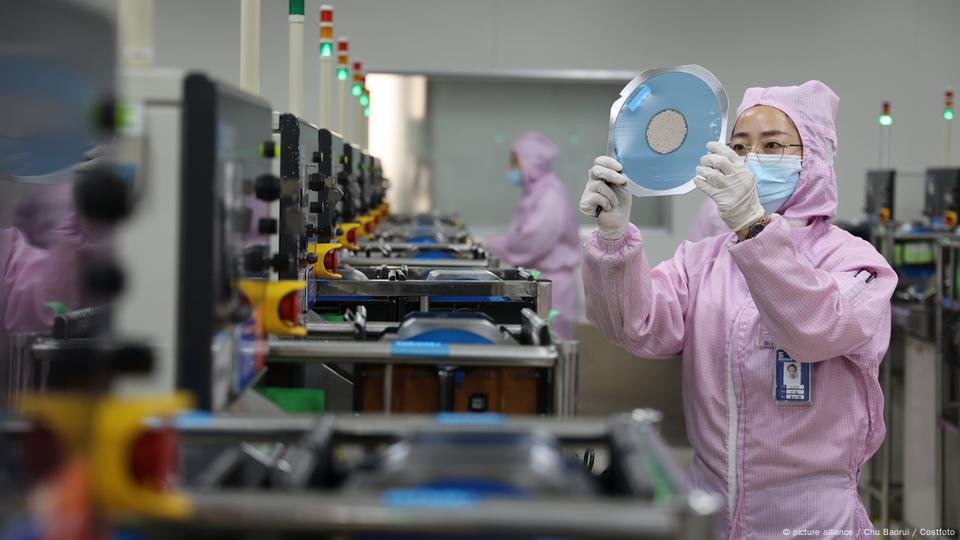 Un trabajador en una fábrica de semiconductores en Binzhou, provincia de Shandong, en el este de China, en una imagen de enero de 2022. Un trabajador en una fábrica de semiconductores en Binzhou, provincia de Shandong, en el este de China, en una imagen de enero de 2022.