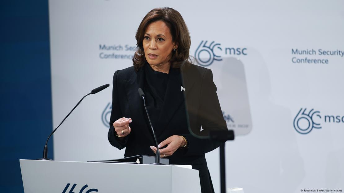 Kamala Harris fala em púlpito