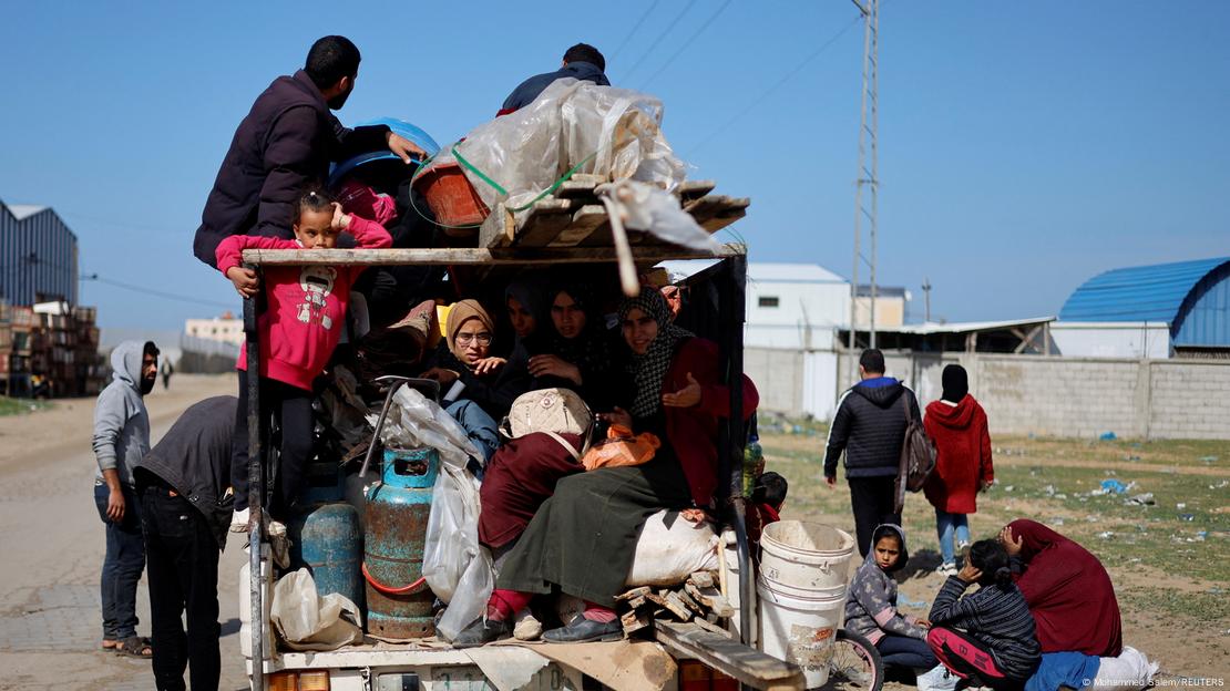 Palästinenser kommen nach der Evakuierung aus dem Nasser-Krankenhaus in Rafah an