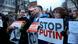 Manifestantes ante la embajada rusa en Berlín, con pancartas. En una se lee "Stop Putin". Manifestantes ante la embajada rusa en Berlín, con pancartas. En una se lee "Stop Putin".