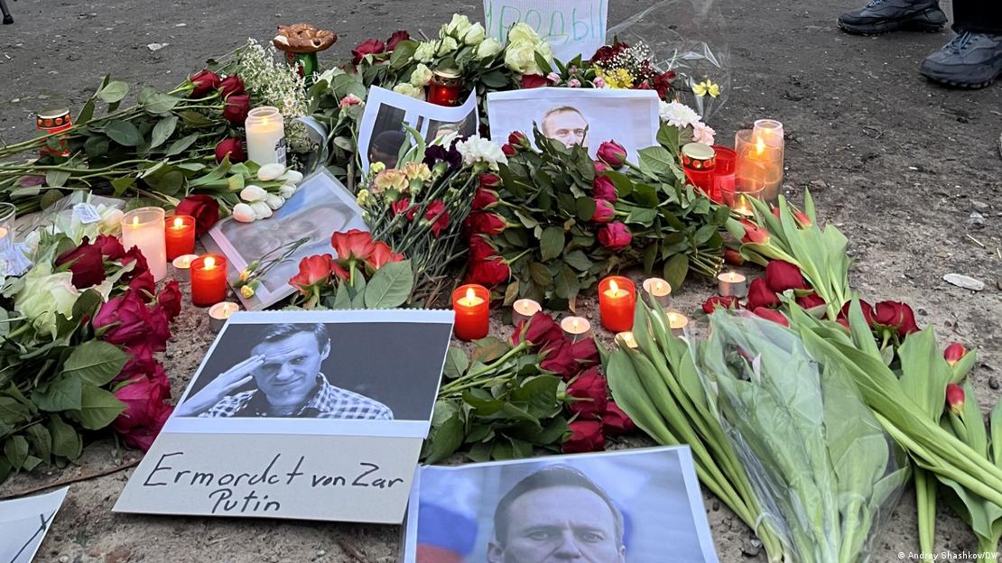 Aksion proteste në nderim të Aleksej Navalnyt në Berlin - lule dhe foto të Navalnyt, me mbishkrimin "vrarë nga cari rus"