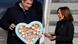 Kamala Harris bekommt bei der Münchner Sicherheitskonferenz 2024 ein Lebkuchenherz von Bayerns Ministerpräsident Söder Kamala Harris bekommt bei der Münchner Sicherheitskonferenz 2024 ein Lebkuchenherz von Bayerns Ministerpräsident Söder