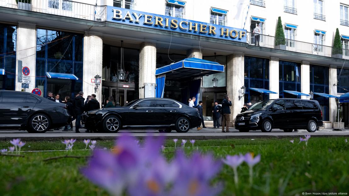 Carros negros estacionados diante do hotel Bayerischer Hof 