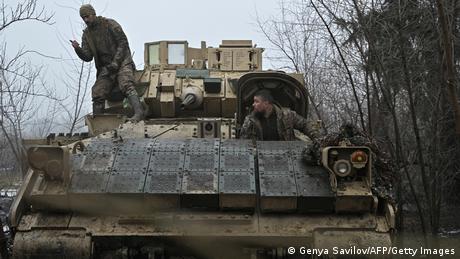 Zwei Ukrainische Soldaten, die sich auf den Kampf vorbereiten.