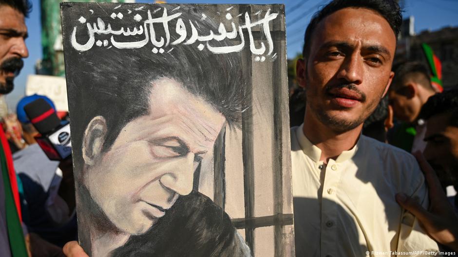 Pakistan Cha Papoo Mahakama Pakistan yasitisha kifungo cha Khan na mkewe