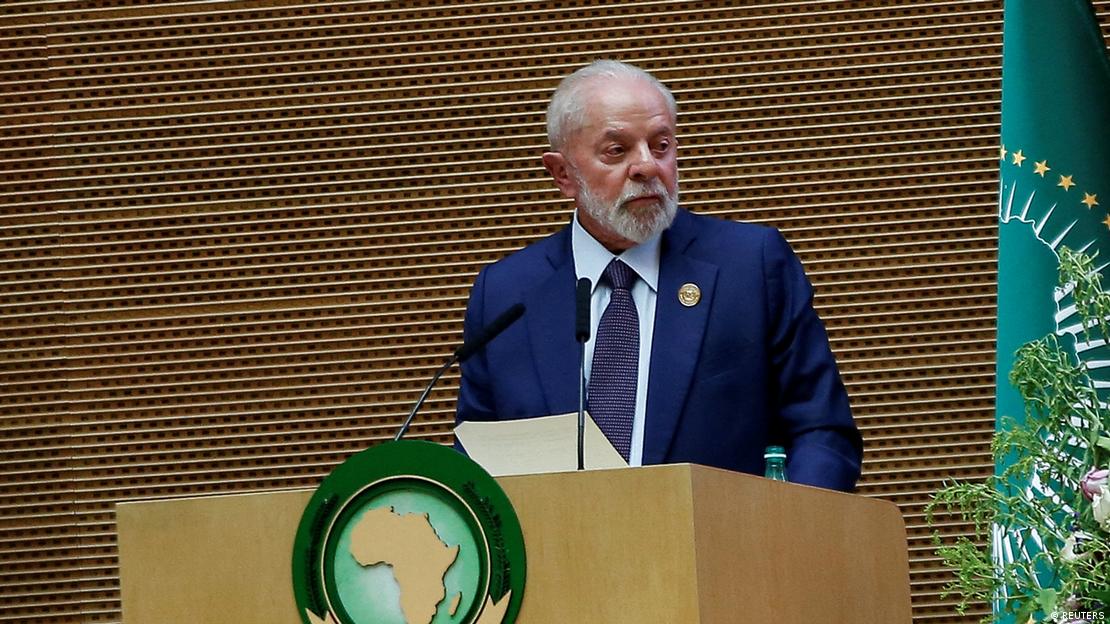 Presidente Lula fala em microfone na 37ª Cúpula da União Africana, na Etiópia