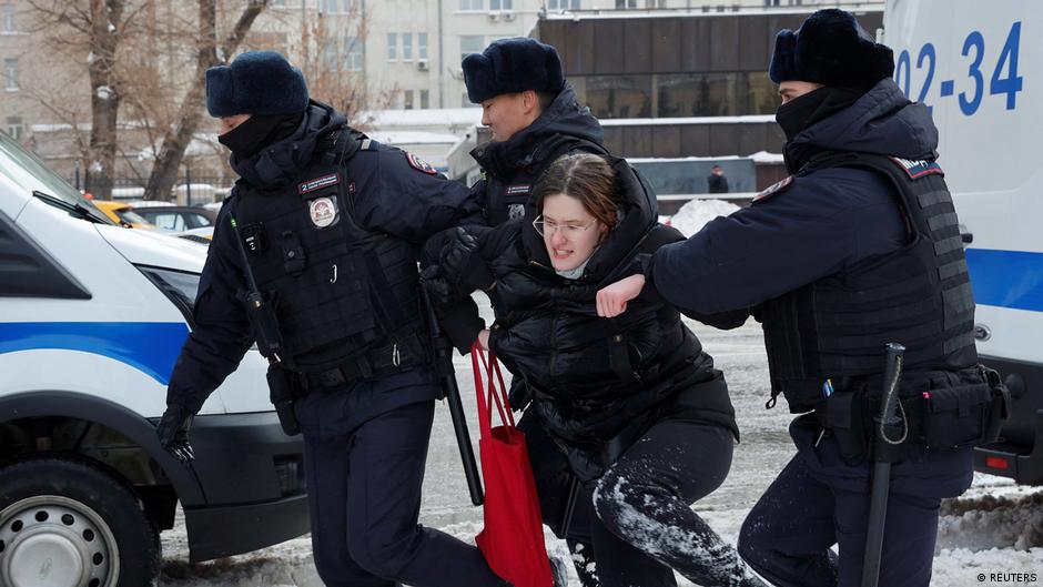 Russia: Navalny's wife pays tribute as crackdown continues – DW – 02/18/2024 - Vimarsana News