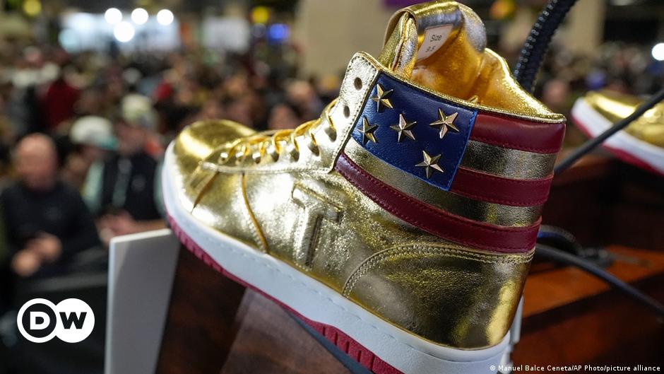 Trump meluncurkan merek sepatu olahraga “Never Give Up” – DW – 18/02/2024