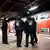 Pripadnici Savezne policije s kacigama i u zaštitnoj odjeći na peronu kolodvora u Hamburgu pred regionalnim vlakom