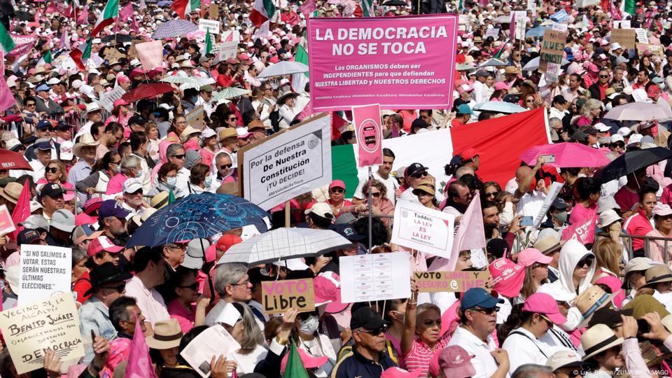 Decenas de miles de opositores exigen "voto libre" en México – DW – 19/02/2024