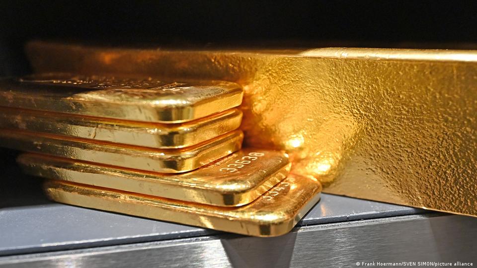 بہت سے گاہکوں نے اس بینک کے لاکرز میں اپنا سونا اور جواہرات بھی رکھے ہوئے تھے بہت سے گاہکوں نے اس بینک کے لاکرز میں اپنا سونا اور جواہرات بھی رکھے ہوئے تھے