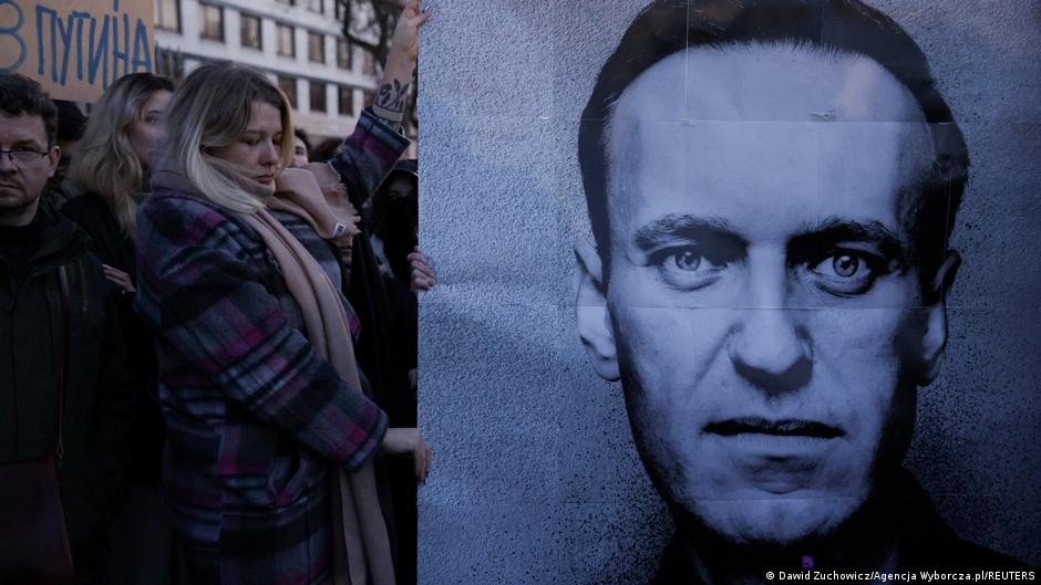 Navalny's mom to Putin: 'Let me see my son'