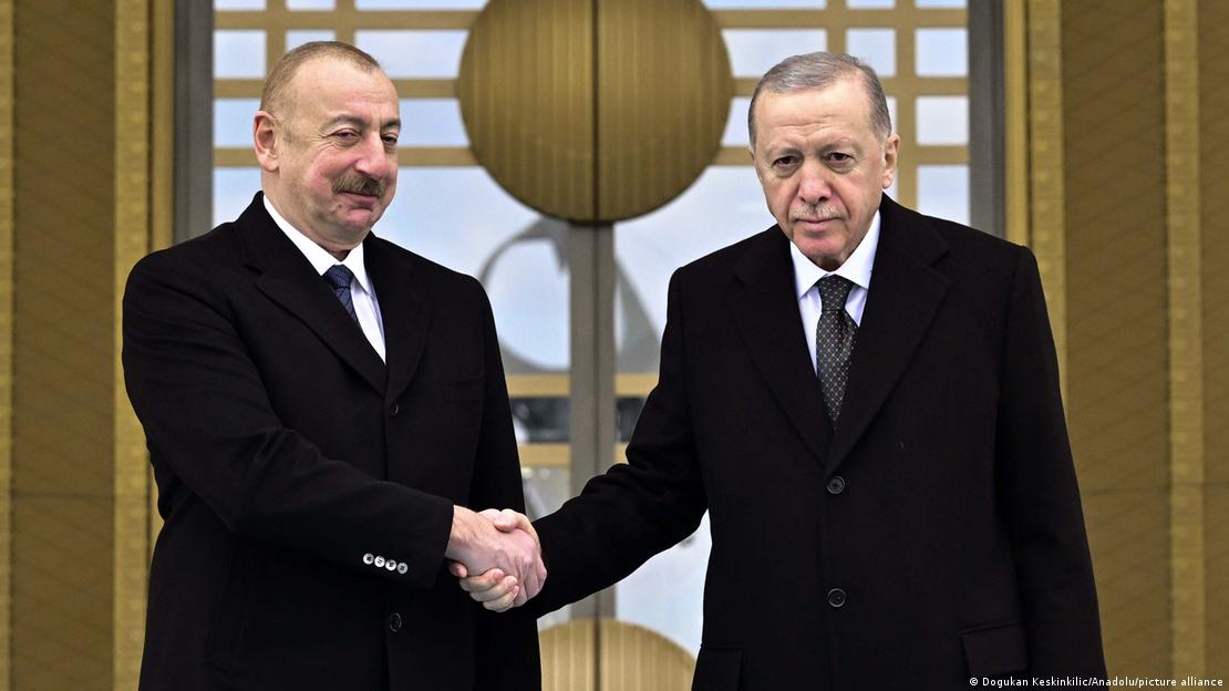 Azerbaycan Cumhurbaşkanı İlham Aliyev, 2024'te Ankara ziyareti sırasında Külliye önünde Erdoğan ile el sıkışıyor. Azerbaycan Cumhurbaşkanı İlham Aliyev, 2024'te Ankara ziyareti sırasında Külliye önünde Erdoğan ile el sıkışıyor.