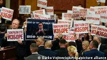 Abgeordnete der Opposition halten Plakate mit der Aufschrift: «Die Wahlen wurden gestohlen» während einer konstituierenden Sitzung des serbischen Parlaments. Die serbische Nationalversammlung trat am 06.02.2024 zu ihrer konstituierenden Sitzung zusammen. Die regierenden Nationalisten ignorierten weit verbreitete Berichte, wonach die Parlaments- und Kommunalwahlen im Dezember 2023 durch Wahlfälschungen und andere Unregelmäßigkeiten beeinträchtigt wurden. +++ dpa-Bildfunk +++