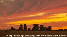 04/08/2020 Der Sonnenaufgang färbt den Himmel über Stonehenge in orange-gelbes Licht. (zu dpa Sorge um Stonehenge: Tunnel könnte Weltkulturerbe-Status gefährden) +++ dpa-Bildfunk +++
