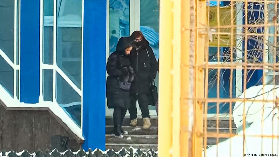 Liudmila Navalnaya, madre del líder opositor ruso Alexei Navalny, saliendo del Comité de Investigación del departamento de Yamal-Nenets. Liudmila Navalnaya, madre del líder opositor ruso Alexei Navalny, saliendo del Comité de Investigación del departamento de Yamal-Nenets.