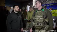 Ukraine-Konflikt, Präsident Wolodymyr Selenskyj besucht Soldaten in Region Kharkiv Le prÃ sident de l Ukraine Volodymyr Zelensky visite le poste de commandement du bataillon de la 14eme brigade mÃ canisÃ e lors d une visite dans la rÃ gion de Kharkiv Le prÃ sident de l Ukraine Volodymyr Zelensky visite le poste de commandement du bataillon de la 14eme brigade mÃ canisÃ e distincte nommÃ e d apres le prince Roman le Grand, qui effectue des missions de combat pour dÃ fendre Kupyansk lors d une visite dans la rÃ gion de Kharkiv, Ukraine, le 19 fÃ vrier 2024. Ukraine Presidency via Bestimage During a visit to Kharkiv region, President of Ukraine Volodymyr Zelenskyy visited the battalion command post of the 14th separate mechanized brigade named after Prince Roman the Great, which is performing combat missions to defend PUBLICATIONxINxGERxAUTxSUIxONLY Copyright: xUkrainexPresidencyxviaxBestimagexUkrainexPresidencyxviaxBestimagex