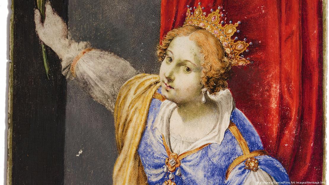 Pintura de una mujer con corona y vestido vaporoso.
