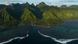 Die Brandung bricht sich in der Lagune in Teahupo'o, Tahiti, Französisch-Polynesien. Grüne hohe Berge sind im Bildhintergrund zu sehen. Die Brandung bricht sich in der Lagune in Teahupo'o, Tahiti, Französisch-Polynesien. Grüne hohe Berge sind im Bildhintergrund zu sehen.