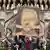 Përkrahës tëJulian Assange protestojnë në Londër, pllakat me portretin e Assange dhe duar që mbyllin gojën të paraqitura si flamur amerikan