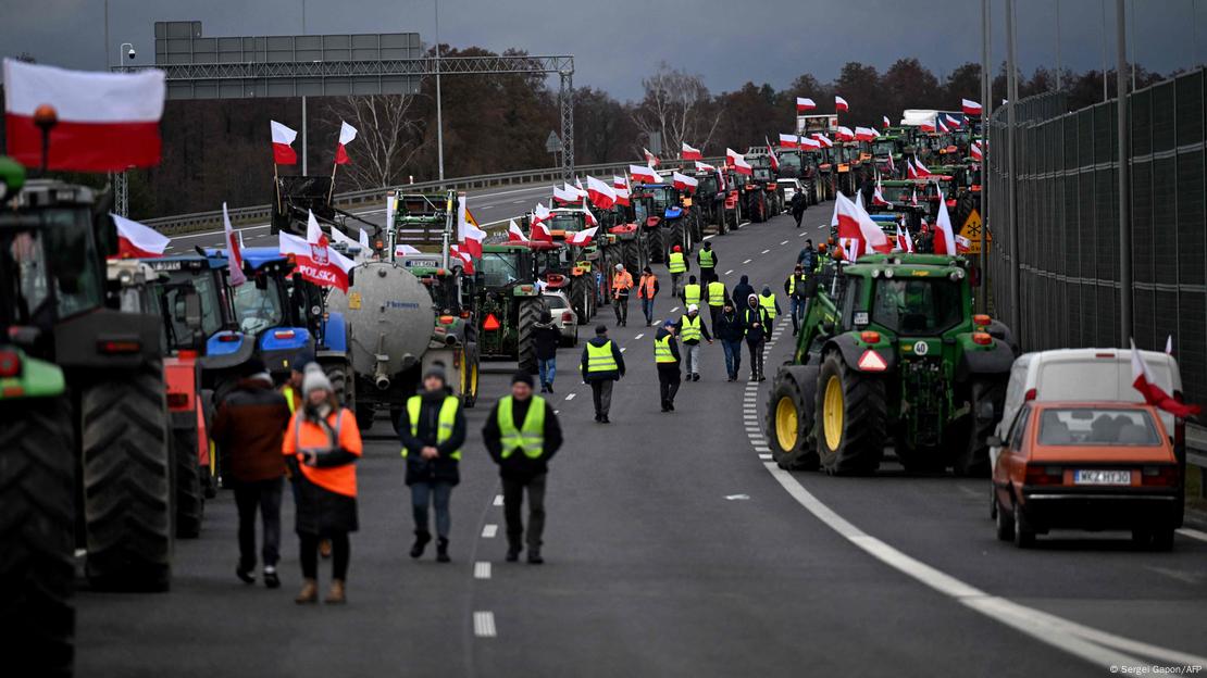 Polish farmers block Ukraine border in grain import protest DW