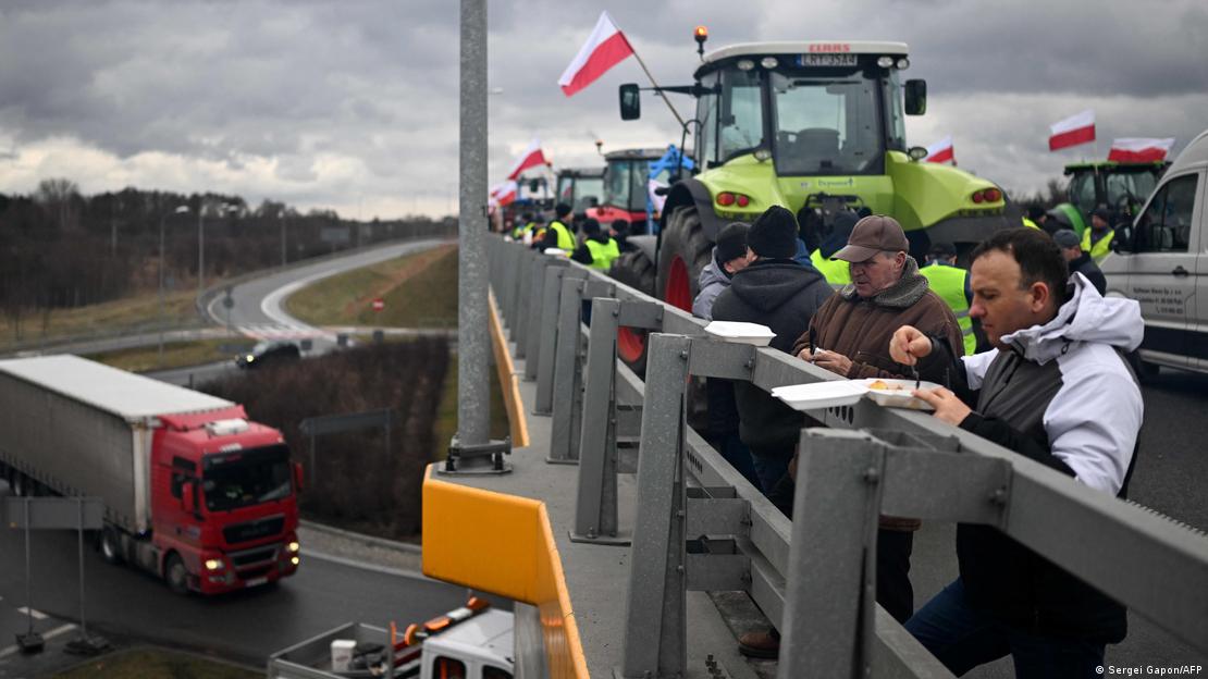 Fermerët polakë bllokojnë rrugë në autostradën që lidh Varshavën me Lublinin