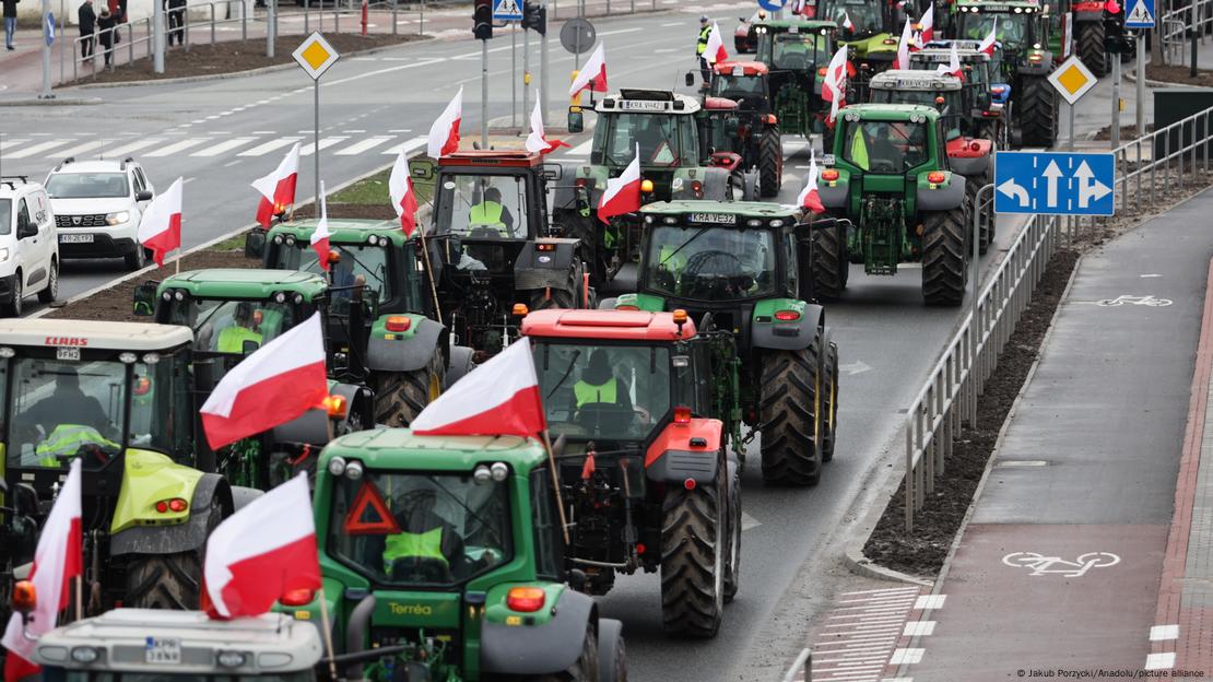 Tratores com bandeiras polonesas bloqueiam uma rua em Cracóvia, na Polônia, em fevereiro de 2024, em protesto contra competição de produtos importados 