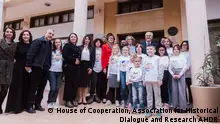 Eine Gruppe von Erwachsenen und Kindern mit dem deutschen Bundespräsidenten Frank-Walter Steinmeier