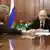 El presidente ruso Vladimir Putin (der.) se reúne con el ministro de Defensa Sergei Shoigu en el Kremlin de Moscú para revisar la estrategia en Ucrania. (Foto de archivo: 20.02.2024)