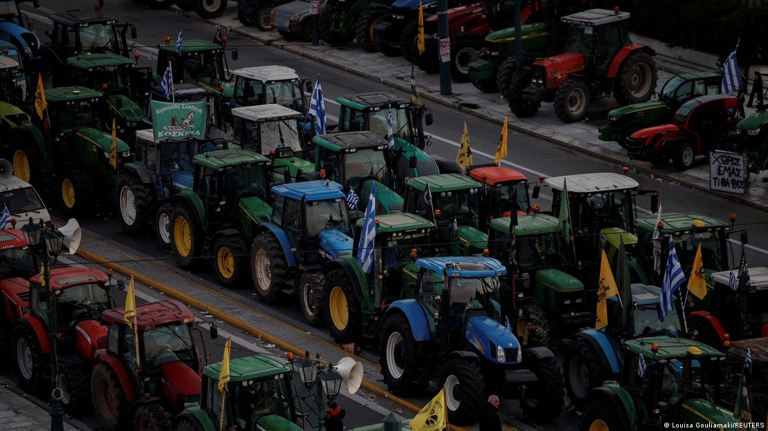 Numerosos tractores estacionados frente al Parlamento en Atenas.