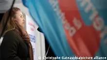 22/01/2021 *** Anna Leisten, stellvertretende Vorsitzende der Jungen Alternativen Brandenburg, spricht bei einer Demonstration der AfD Brandenburg gegen die Maßnahmen der Landesregierung zur Eindämmung der Corona-Pandemie.