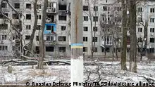 19/02/2024**DIESES FOTO WIRD VON DER RUSSISCHEN STAATSAGENTUR TASS ZUR VERFÜGUNG GESTELLT. [RUSSIA, DONETSK PEOPLE'S REPUBLIC - FEBRUARY 19, 2024: A view of an abandoned apartment building in the city of Avdeyevka. Russian forces liberated the city of Avdeyevka on February 17. Video grab. Best quality available. Russian Defence Ministry/TASS]