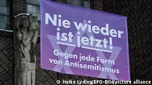 20.01.2024**Banner mit der Aufschrift Nie wieder ist jetzt! Gegen jede Form von Antisemitismus an der katholischen St. Bonifatiuskirche in Frankfurt-Sachsenhausen (Themenfoto vom 20.01.2024).
