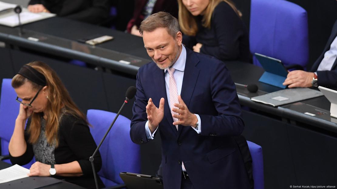 Deutschland Bundestag. Christian Lindner steht an seinem Platz auf der Regierungsbank im Deutschen Bundestag und beantwortet Fragen in der Regierungsbefragung.