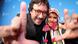 El director de "Raíz", Franco García Becerra, junto al pequeño actor Alberth Merma, haciendo el gesto de encuadrar su propia imagen ante la cámara con sus manos. El director de "Raíz", Franco García Becerra, junto al pequeño actor Alberth Merma, haciendo el gesto de encuadrar su propia imagen ante la cámara con sus manos.