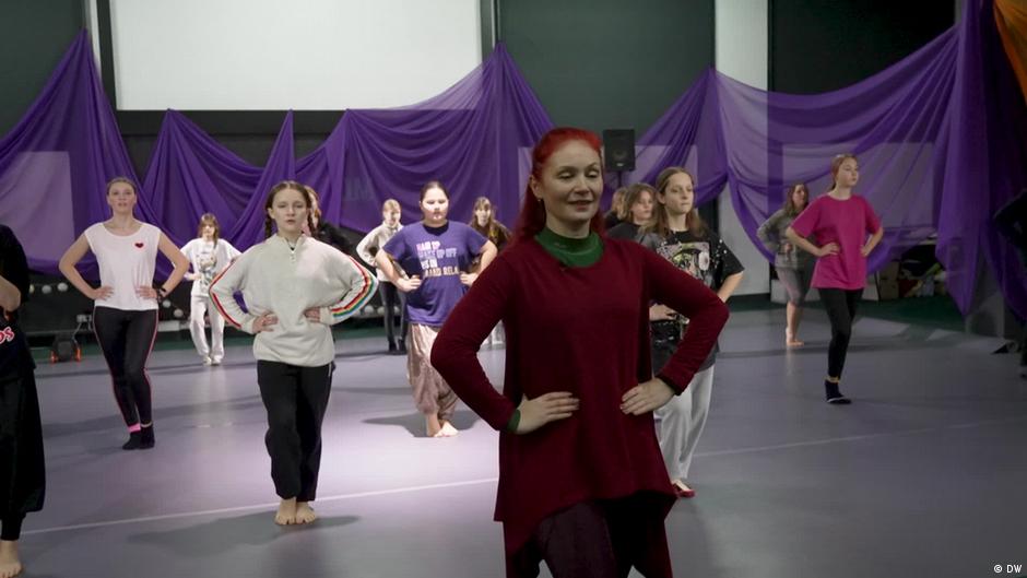 Ukraine: Kharkiv’s dance school – DW – 03/04/2024