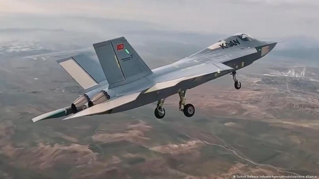 Türkiye'nin ürettiği savaş uçağı KAAN uçarken