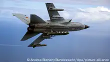 ARCHIV - 28.03.2017, Südafrika, Bredasdorp: HANDOUT - Die von der Bundeswehr herausgegebene Aufnahme zeigt einen Kampfjet Tornado IDS ASSTA 3.0, bestückt mit dem Lenkflugkörper Taurus, der im Rahmen der Übung «Two Oceans» über See fliegt. (zu dpa: «Koalitionsantrag für Lieferung weitreichender Waffen an Kiew geplant») Foto: Andrea Bienert/Bundeswehr/dpa +++ dpa-Bildfunk +++