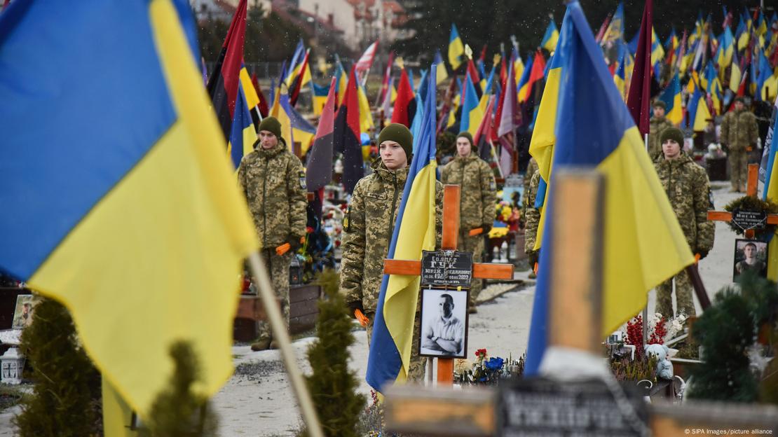 Украински знамена на фона на портретите на загинали войници
