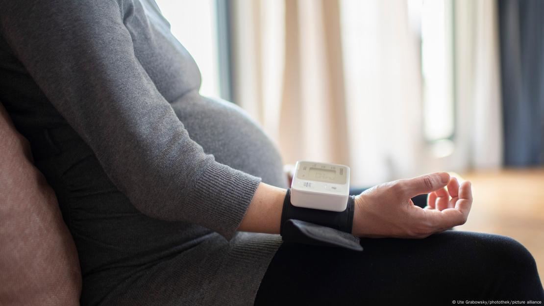 Mujer embarazada midiéndose la tensión arterial.