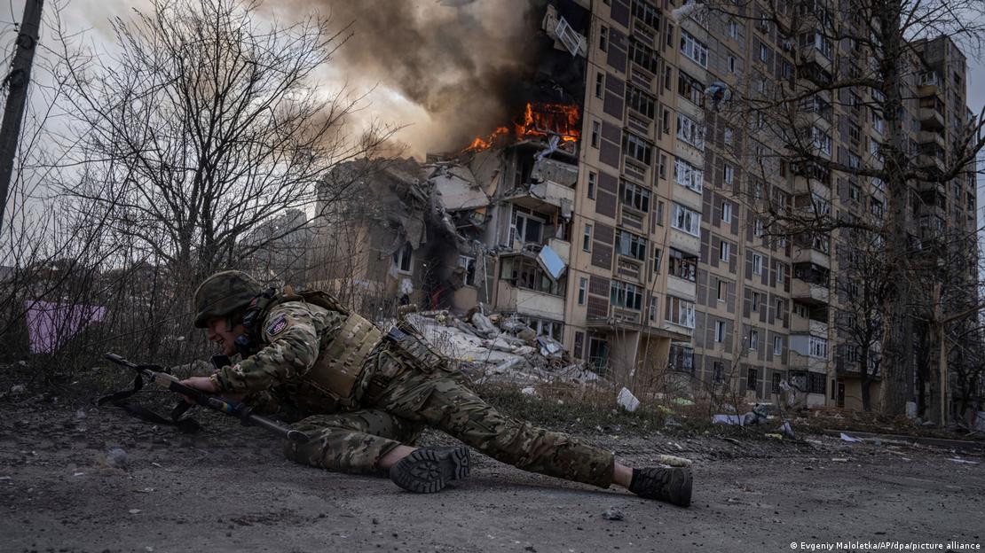 Soldado ucraniano durante ataque russo