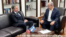 03/11/2023**HANDOUT - Benjamin Netanjahu (r), Ministerpräsident von Israel, empfängt Antony Blinken, Außenminister der USA, in der Kirya in Tel Aviv. +++ dpa-Bildfunk +++