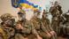 Ushtarë ukrainas duke u stërvitur me maskat e mbrojtjes nga gazi