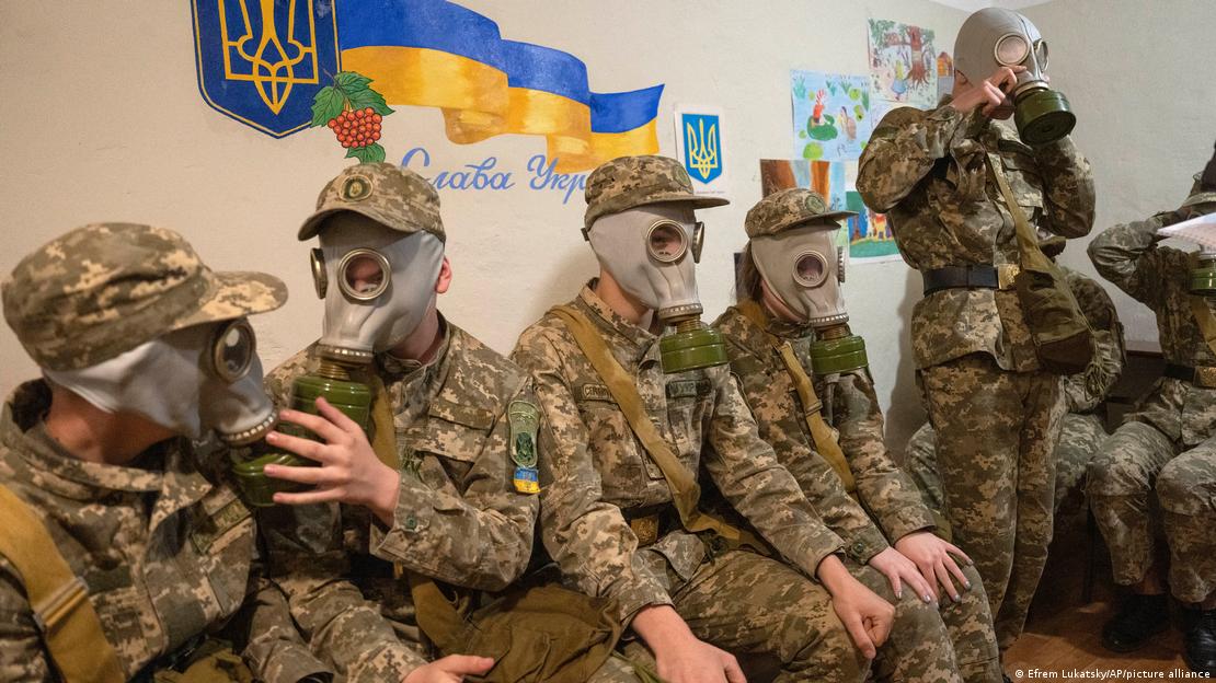 Ushtarë ukrainas duke u stërvitur me maskat e mbrojtjes nga gazi
