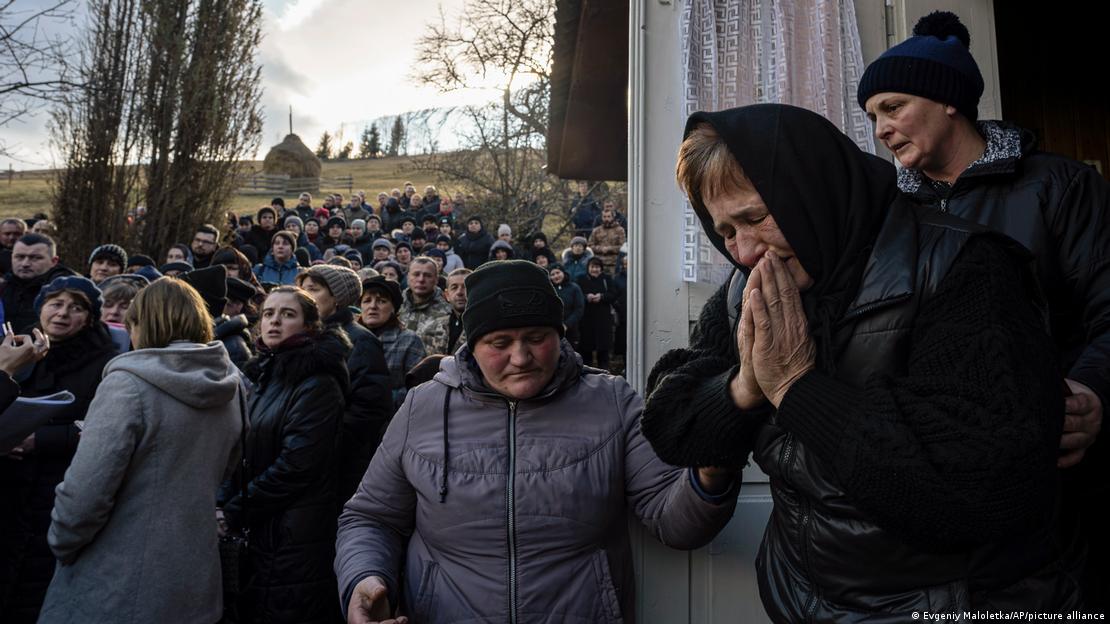 Nënat e ushtarëve të rënë në Ukrainë Ukrainë duke vajtuar gjatë një funerali