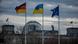 Флаги ФРГ, Украины и Евросоюза на фоне бундестага в Берлине Флаги ФРГ, Украины и Евросоюза на фоне бундестага в Берлине