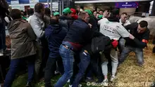 法国农民抗议者冲击巴黎国际农业展