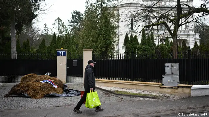 活动人士在华沙郊外的俄罗斯大使别墅倾倒粪便