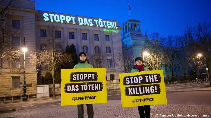 绿色和平组织在俄罗斯驻柏林大使馆前抗议：“停止杀戮！”